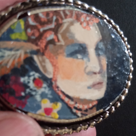 Hand Painted Flapper Portrait Brooch - Picture 5 of 6